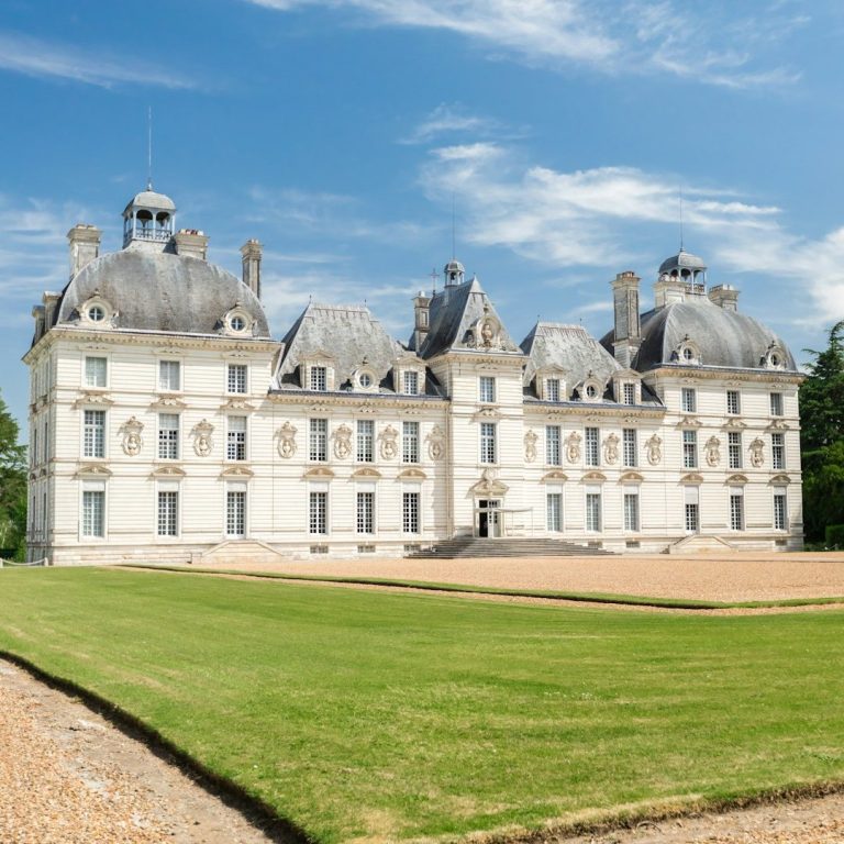 Historisches Schloss mit aufwendiger Fassade und weitläufiger Grünfläche. Burg oder edle Location für Hochzeiten und mehr.